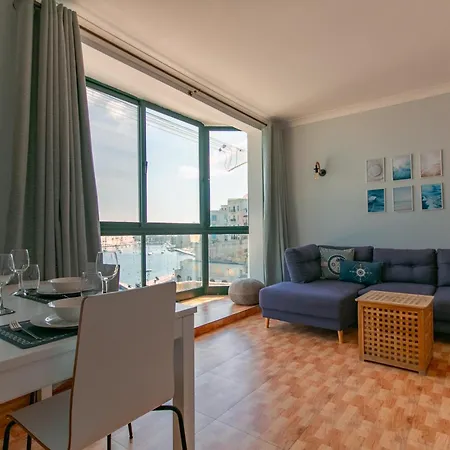 Grand Harbour View Apartment *