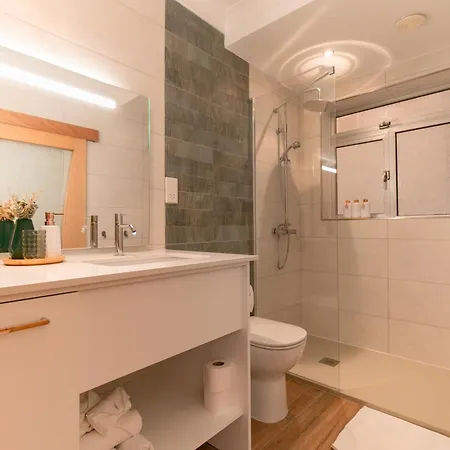 Grand Harbour View Apartment *